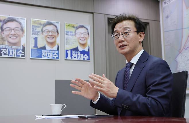 더불어민주당 전재수 부산시장 후보가 17일 서울 여의도 국회의원회관 사무실에서 본지와 인터뷰를 갖고 있다. 2026.04.17 /남강호 기자