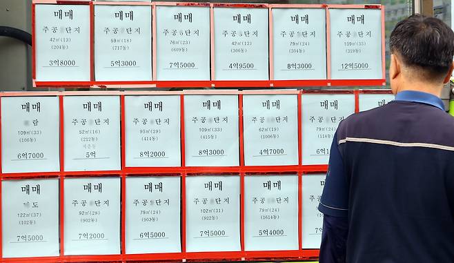 서울 노도강(노원·도봉·강북구) 일대에서 '전세 0건, 월세 0건' 단지가 속출하고 있는 1일 서울 노원구 한 부동산 게시판에 매매물건 광고만 보이고 있다. /뉴시스