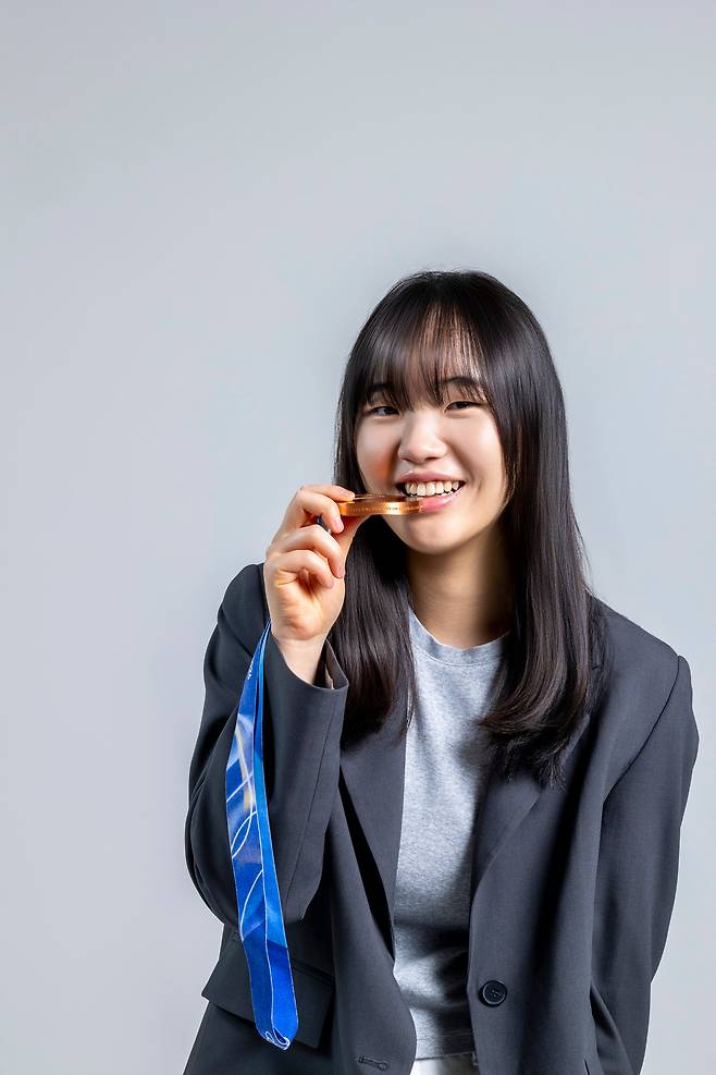 지난 13일 광화문 조선일보 스튜디오에서 유승은이 밀라노 코르티나 동계 올림픽에서 받은 동메달을 들고 포즈를 취하고 있다./ 이신영 영상미디어 기자