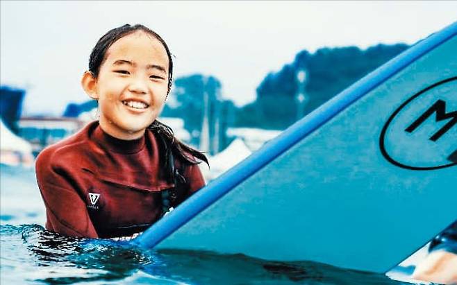 초등학생 시절 유승은이 서핑을 하는 모습. /이희정씨 제공