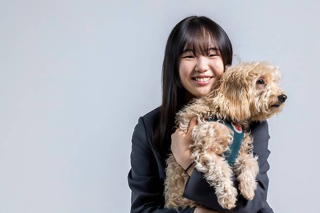 이날 인터뷰에는 2011년 입양한 유승은의 반려견 ‘밤’이도 동행했다. 푸들과 닥스훈트 믹스견이다. 유승은은 올림픽 이후 방송에 출연해서 받은 출연료 500만원을 최근 유기 동물 보호소에 기부했다. /이신영 영상미디어 기자