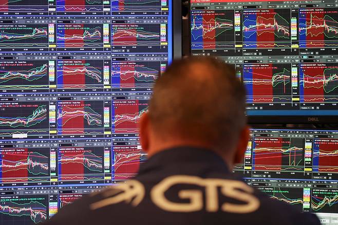 지난 17일 뉴욕증권거래소의 한 트레이더가 거래창을 보고 있다./EPA 연합뉴스