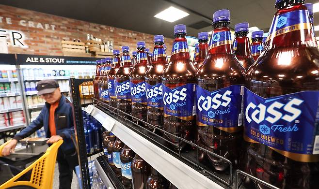 서울 시내 한 대형마트에 오비맥주 제품이 진열돼 있다. /뉴스1