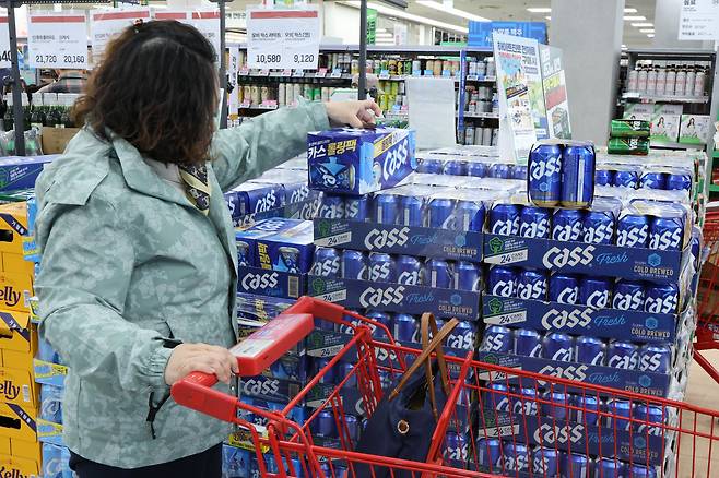 서울의 한 대형마트에서 시민들이 카스 맥주를 고르고 있다./뉴스1