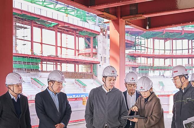 지난달 23일 스타필드 청라 건설 현장을 방문한 김재섭(왼쪽부터) 신세계야구단 대표, 강승협 신세계건설 대표, 정용진 신세계그룹 회장, 임영록 신세계그룹 경영전략실장 겸 신세계프라퍼티 대표(사장), 하수진 신세계프라퍼티 디자인랩 담당, 전윤석 신세계건설 '스타필드 청라' 현장소장. /신세계그룹 제공