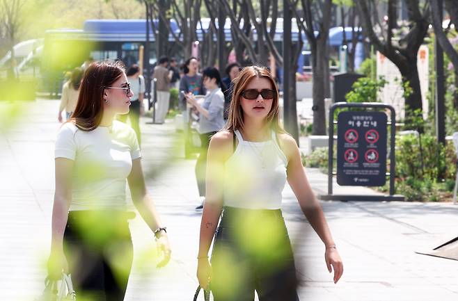 서울 낮 최고 기온이 26도까지 오르는 등 초여름 날씨가 이어지는 15일 서울 종로구 광화문광장에서 외국인 관광객이 발걸음을 옮기고 있다. /뉴스1