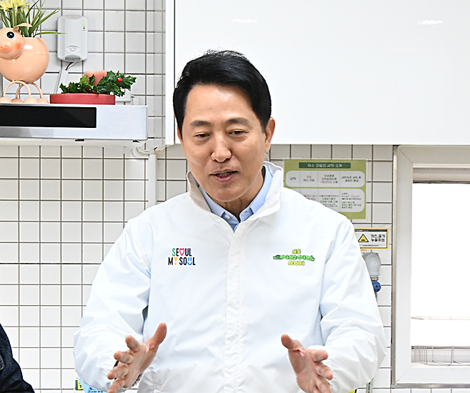 오세훈 서울시장이 16일 서울 중랑구 신내동 우리동네키움센터를 찾아 서울형 아침돌봄 키움센터 운영 현황을 청취하고 있다. ⓒ서울시