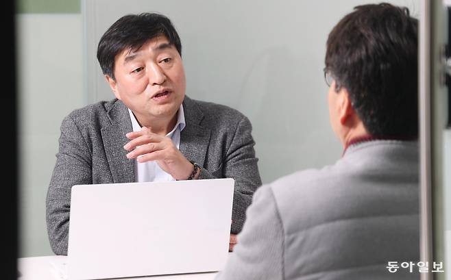 김성철 프로매치코리아 대표가 서울 강남구 사무실에서 헤드헌팅 후보자를 인터뷰하고 있다. 김 대표는 3년 전부터 이직을 준비했다. 신원건 기자 laputa@donga.com