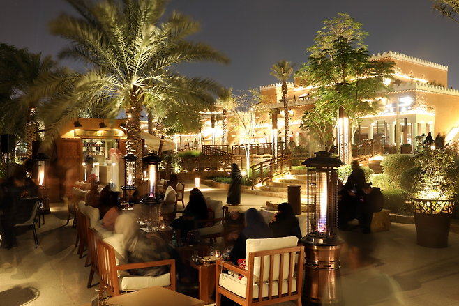 디리야는 유네스코 세계유산에 등재된 앗투라이프가 있는 곳으로, 쇼핑센터가 속속 들어서며 관광지로 인기를 끌고 있다. 사우디 국부펀드는 비전 2030 투자 전략을 재조정하면서도 디리야 개발 프로젝트는 예정대로 계속 이어가기로 했다. 디리야컴퍼니 제공