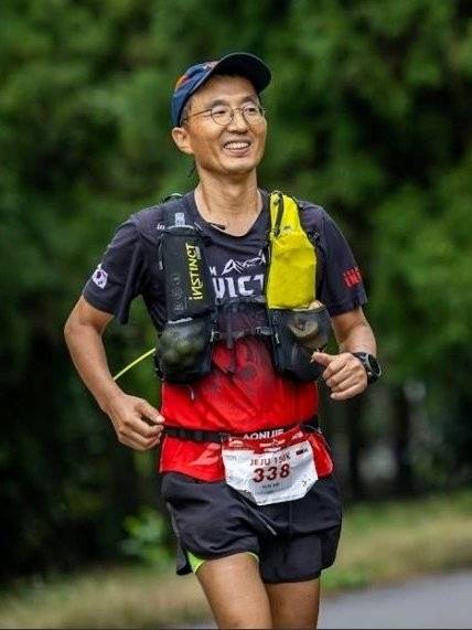 원윤식 전무가 지난해 참가한 트랜스제주 국제트레일러닝 100마일 대회에서 즐겁게 달리고 있다. 원윤식 전무 제공