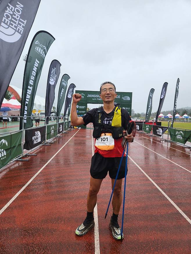 원윤식 전무가 지난해  9월 열린 장수트레일레이스 100마일 대회를 완주한 뒤 포즈를 취했다. 원윤식 전무 제공