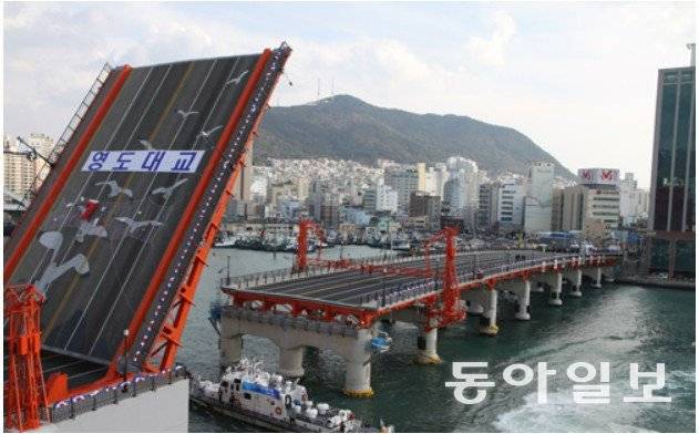매주 토요일 오후 2시, 15분간 상판이 올라가는 영도대교. 부산=전승훈 기자 raphy@donga.com