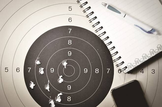 문제의 정답을 맞히지 못하거나 과제 결과가 훌륭하지 않더라도 학습 과정에서 성장했다면 이를 생산적 실패라 부른다. AI는 즉각적이고 효율적으로 답을 내놓는 만큼 학습자에게서 생산적 실패의 기회를 앗아갈 수 있다.. 게티이미지뱅크 제공