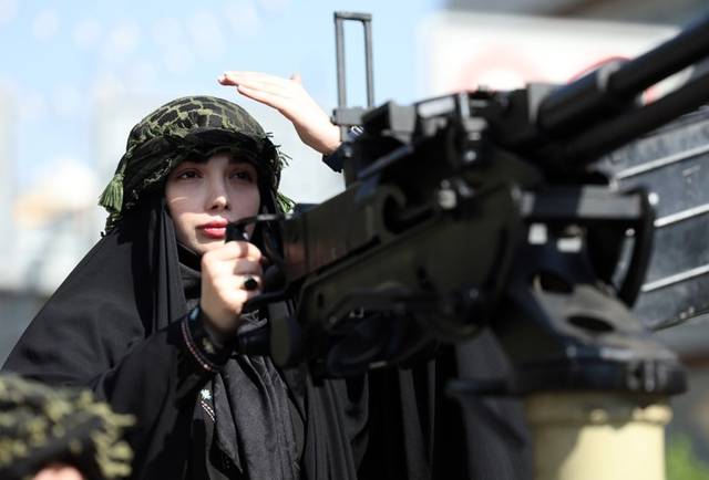 군용차량에 탑승한 채 반미 집회에 참여한 이란 여성. EPA 연합뉴스