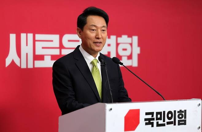 국민의힘 지방선거 서울시장 후보에 선출된 오세훈 서울시장이 18일 오전 서울 여의도 국민의힘 당사에서 서울시장 후보 선출 관련 기자회견을 하고 있다. 뉴시스