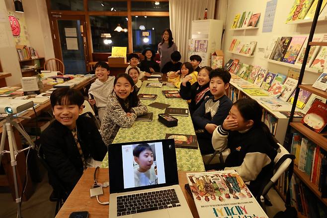 지난 3일 저녁 경기도 김포한강신도시 꿈틀책방 운양점의 ‘고마워 북클럽’ 6기 어린이들이 ‘안네의 일기’ 독후감 발표회에서 친구의 발표를 들으며 환하게 웃고 있다. 정용일 선임기자 yongil@hani.co.kr