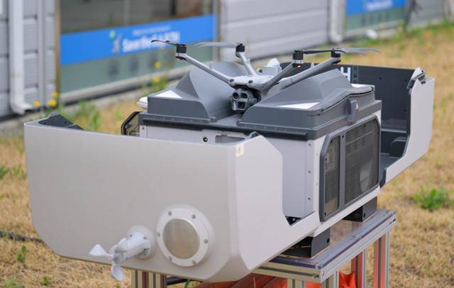 17일 경기 용인시 SK하이닉스 반도체 클러스터 조성 공사 현장에서 DJI의 드론 플랫폼 '도크3'가 개방되며 드론이 날아오를 준비를 하고 있다. 최주연 기자