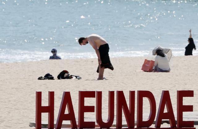 15일 부산 해운대구 해운대해수욕장을 찾은 시민과 관광객들이 물놀이를 즐기고 있다. 기사 내용과는 직접적 관련이 없는 사진이다. 부산=뉴시스