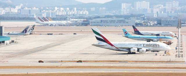3월 4일 인천국제공항 계류장에 에미레이트·카타르 항공 등의 여객기가 대한항공 여객기와 함께 서 있다. 기사 내용과는 직접적 관련이 없는 사진이다. 연합뉴스