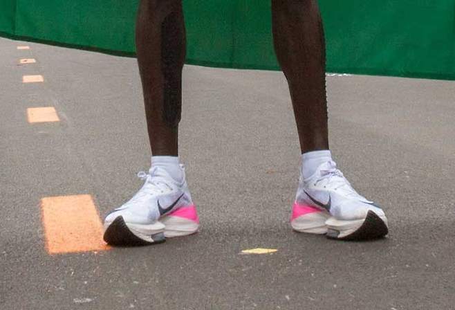케냐 마라톤 선수 엘리우드 킵초게가 신었던 카본화./사진=AFP