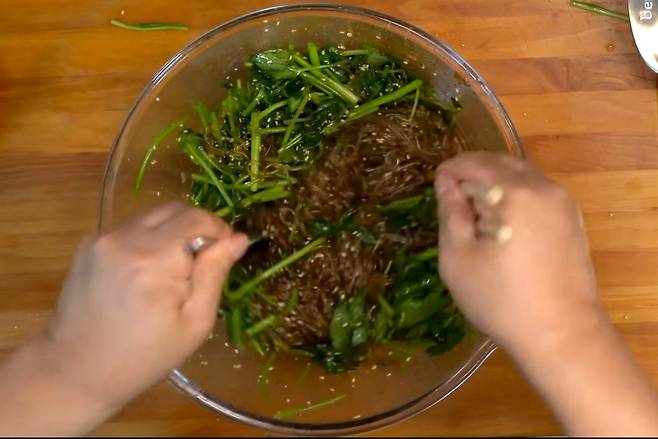 열량이나 소화 부담 때문에 잡채를 피하는 사람이 적지 않다. 최근 이러한 한계를 보완할 수 있는 레시피가 공개됐다. /사진=유튜브 채널 ‘JUNTV’ 캡처