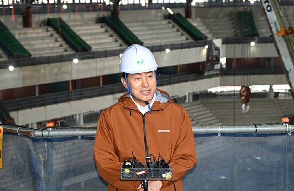 오세훈 서울시장이 15일 오후 서울 도봉구 창동 서울아레나 공사 현장을 둘러본 후 기자들과 만난 자리에서 발언하고 있다. [사진=서울시]