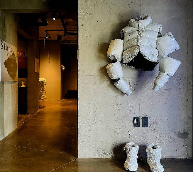 점퍼와 부츠가 결합된 형태. 신체 없이 남겨진 의복 구조다. (양종훈 갤러리 제공)