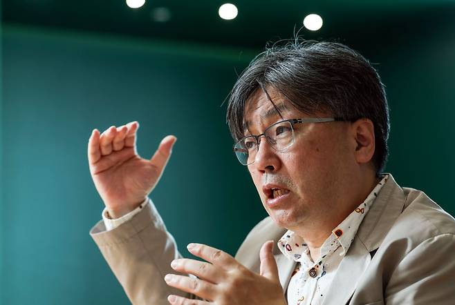 이상욱 한양대 철학과 교수가 지난 1일 오후 서울 마포구에서 중앙일보와 인터뷰하고 있다. 김성룡 기자