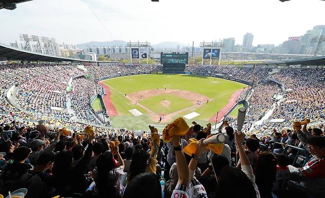 지난 12일 서울 송파구 잠실야구장에서 열린 '2026 신한 SOL KBO리그' 열린 SSG 랜더스와 LG트윈스의 경기, 휴일을 맞아 야구장을 가득 메운 팬들이 두 팀의 경기를 지켜보고 있다. 뉴스1
