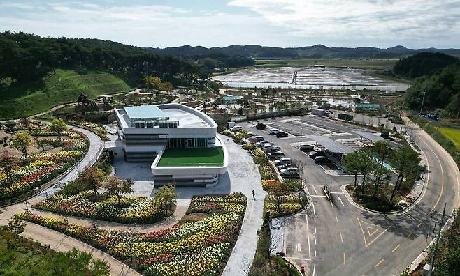 충남 서해안의 대표적 관광 명소인 안면도에 자연의 아름다움과 치유 기능을 동시에 담아낸 체류형 힐링 공간 '안면도 지방정원'이 문을 연다. 6월 정식 개장을 앞두고 25일 시범 운영에 들어간다. [사진 충남도]