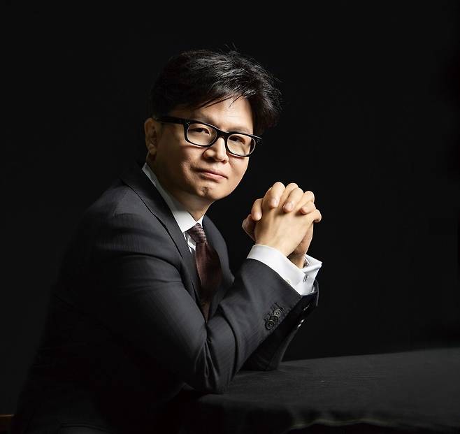 한동훈 국민의힘 전 대표는 인터뷰 답변서에 빼곡하게 자필 메모를 더 해서 왔다. 하지만 막상 대면하자 서류를 거의 보지 않고 즉문즉답했다. 그의 스타일을 짐작할 수 있는 대목이다. 최기웅 기자