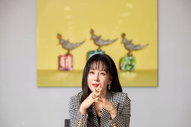 보석에 담긴 역사·예술·지질학 등의 이야기를 찾아 공부하는 재미가 있다는 윤성원 교수. 최기웅 기자