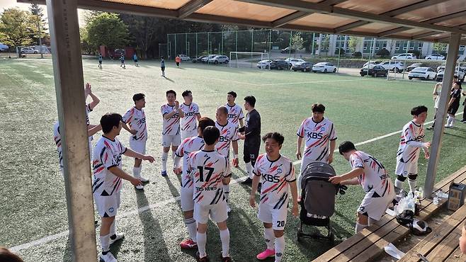 KBS 선수들이 16강 진출을 확정짓고 기뻐하고 있다. /박지은 기자