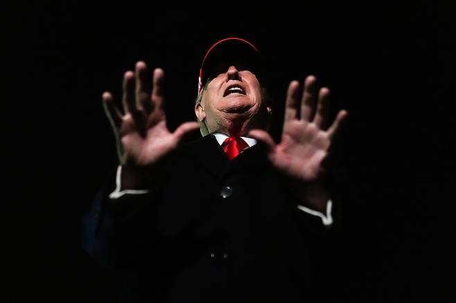 도널드 트럼프 미국 대통령이 12일(현지시간) 워싱턴D.C. 앤드루스 합동기지에서 취재진에 이란 전쟁 관련 상황을 설명하고 있다. 트럼프 대통령은 이란과의 종전 협상 결렬 뒤 첫 메시지로 호르무즈 해협을 통과하는 선박에 대한 봉쇄 절차에 착수하겠다고 밝혔다. AP연합뉴스