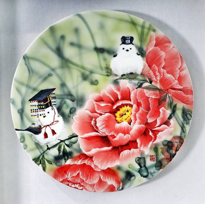 A work by Kim Eun-kyung depicting long-tailed tits translated as “Peonies and Long-tailed Tits.” The bird is a frequent subject in Kim's work. [PARK SANG-MOON]