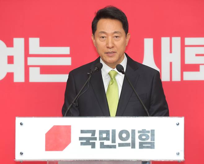 국민의힘 서울시장 후보로 확정된 오세훈 서울시장이 18일 서울 여의도 국민의힘 당사에서 기자회견을 하고 있다. 연합뉴스