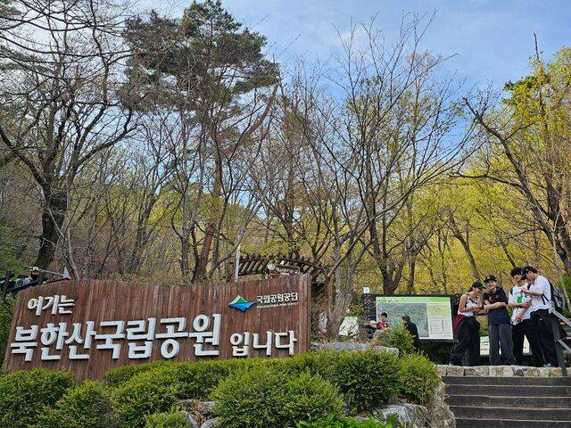 등산을 마친 외국인 관광객들이 지난 12일 서울 북한산국립공원 백운대탐방지원센터 인근에서 대화를 나누고 있다.