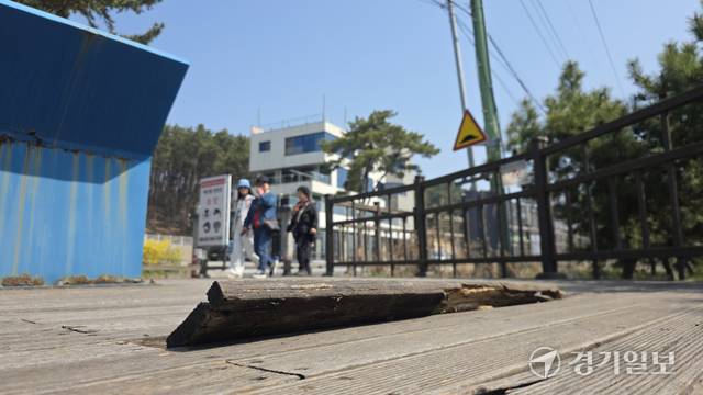 17일 오전 인천 중구 용유동 거잠포해변 보행로 우드데크 일부가 파손된 채 방치돼 있어 보행자 안전사고 우려가 크다. 장민재기자