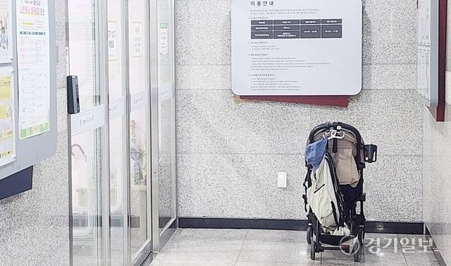 광명시 철산동의 공공도서관에서 유모차가 진입하지 못한 채 방치돼 있다. 한준호기자