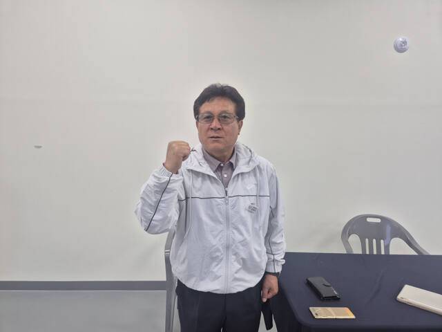 김영우 이천시체육회장이 18일 경기 광주시 탄벌체육관서 ‘제72회 경기도체육대회 2026 광주’ 2부 우승 기자간담회를 마치고 기념사진을 찍고 있다. 임창만기자