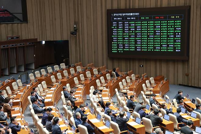 18일 국회에서 열린 4월 임시국회 제6차 본회의에서 공직선거법 일부개정법률안 표결이 진행되는 가운데 조국혁신당, 진보당, 사회민주당, 기본소득당 의원들이 퇴장해 자리가 비어 있다.