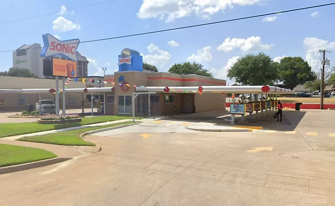 드라이브 인 이용에 특화된 매장 전경