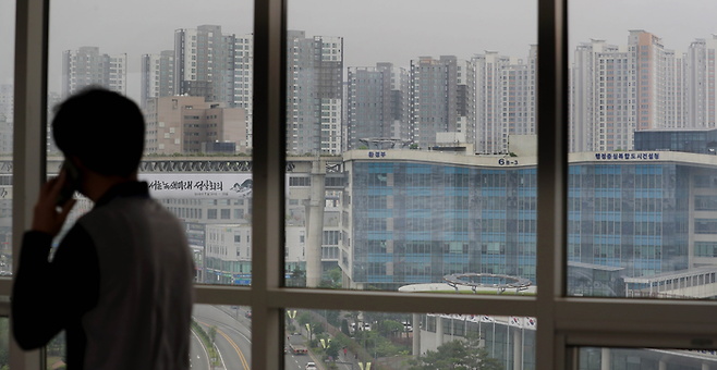 다음달 9일 양도세 중과 조치가 시행됨에 따라 세종시에서 매물량이 1년 새 2981건(6803건→9784건) 증가했다고 아실은 밝혔다. 사진은 세종 정부청사 너머로 세종시 아파트가 보이고 있다. [연합뉴스]