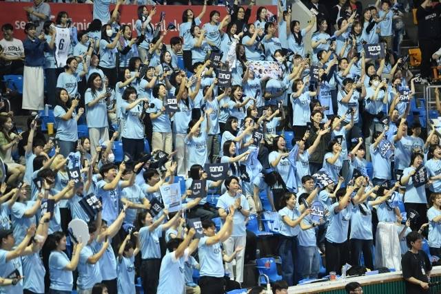 잠실을 지배한 ‘위너스’ 그들의 뜨거운 응원은 창단 첫 4강으로 이어졌다. 사진=KBL 제공