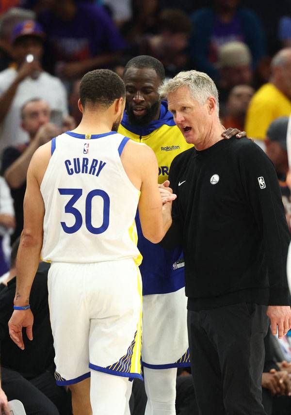 스티브 커 감독이 경기가 끝난 뒤 스테판 커리, 드레이몬드 그린과 이야기를 나누고 있다. 사진= Mark J. Rebilas-Imagn Images= 연합뉴스 제공