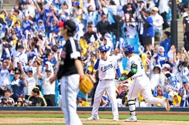 전병우가 18일 LG전에서 홈런을 친 뒤 베이스를 돌고있다. 사진=삼성 제공