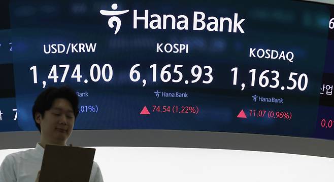 서울 중구 하나은행 딜링룸 전광판에 지수가 표시 되고 있다./사진제공=뉴시스