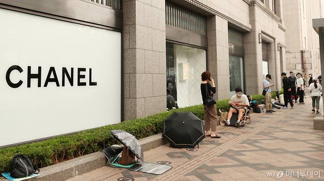 명품 브랜드 샤넬이 오는 7월부터 가격을 인상할 것으로 알려진 가운데 30일 오전 서울 중구 신세계백화점 앞에서 시민들이 매장 입장을 위해 대기하고 있다. 2021. /사진=김휘선 기자 hwijpg@