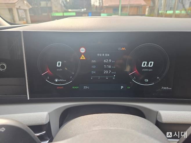 실주행 테스트 결과 확인된 연비 정보. 도심과 외곽 약 63km 주행 후 계기판에 표시된 연비는 20.7km/L로 공인 연비를 상회하는 수치를 기록했다. /사진=최유빈 기자