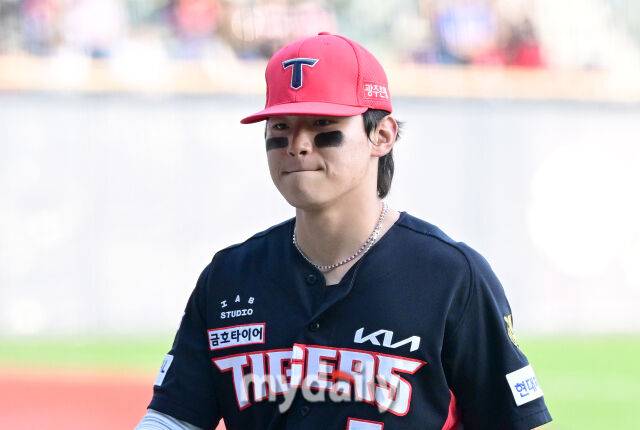 2026년 4월 17일 오후 서울 잠실구장에서 열린 '2026 신한 SOL KBO리그' KIA 타이거즈와 두산 베어스의 경기. KIA 김도영이 신중한 모습으로 준비하고 있다./짐실=유진형 기자 zolong@mydaily.co.kr